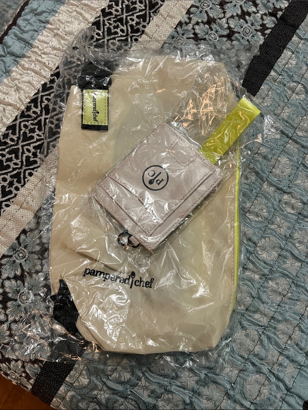 Pampered Chef Cream Crossbody Sling with Lime Zipper Accent